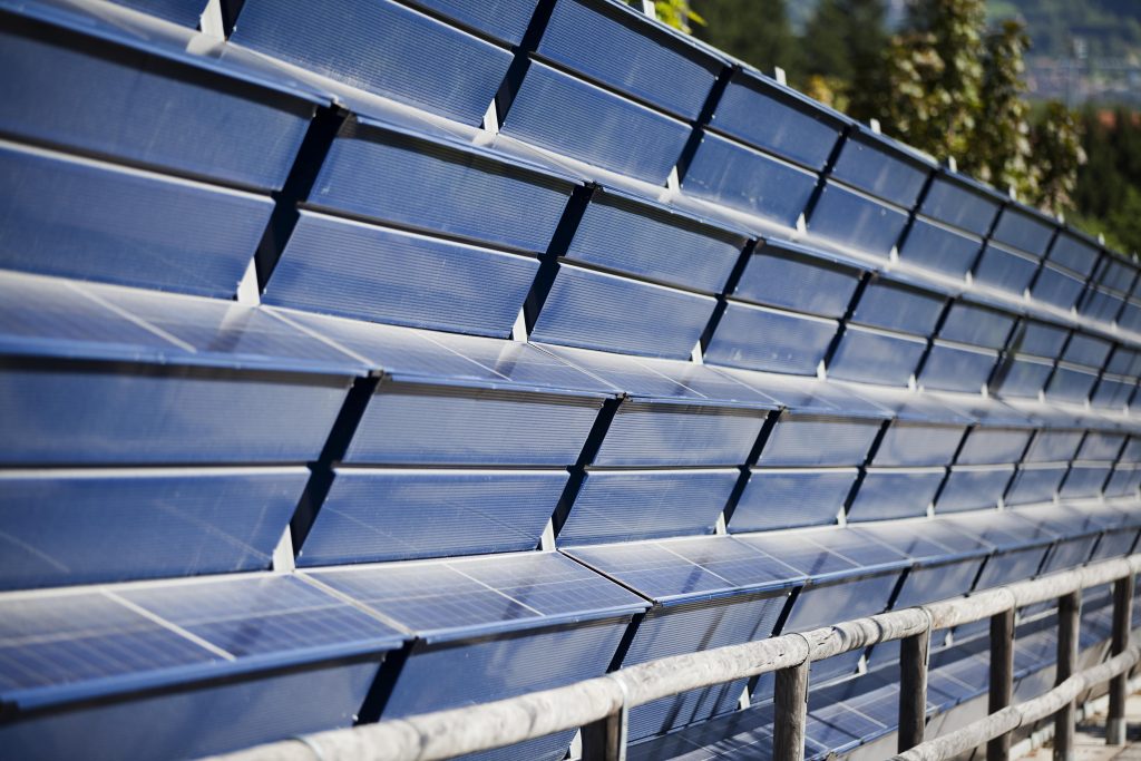 Barrera fotovoltaica SSP en Borgo Valsugana, detalle de los paneles