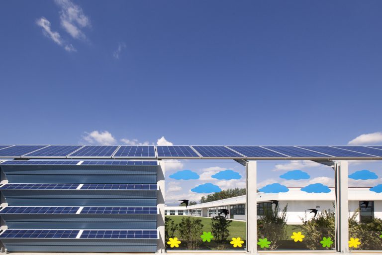 Barrera Sound Solar Panel con secciones transparentes y fotovoltaicas en Cittadella