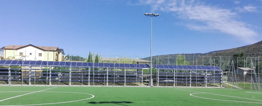 Barrera fotovoltaica integrada junto al campo deportivo de Costermano