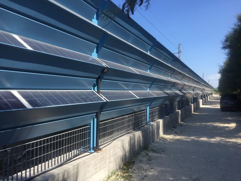 Barrera fotovoltaica que protege un camping de Porto Recanati